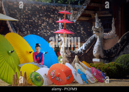 Porträt einer Frau Malerei traditionelle Sonnenschirme, Chiang Mai, Thailand Stockfoto