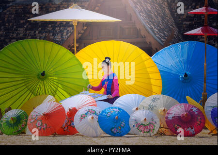 Porträt einer Frau Malerei traditionelle Sonnenschirme, Chiang Mai, Thailand Stockfoto