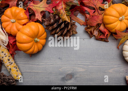 Herbst Gemüse, Kürbis und Blätter auf einem hölzernen Hintergrund Stockfoto