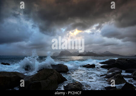 Wellen am Strand, Lofoten, Nordland, Norwegen Stockfoto