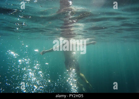 Mann Schwimmen unter Wasser, Malta Stockfoto