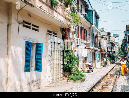 Hanoi Bahnhof Street, Old House und Eisenbahn in Hanoi, Vietnam Stockfoto