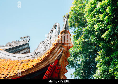 Traditionelle Dach am Tempel der Literatur in Hanoi, Vietnam Stockfoto