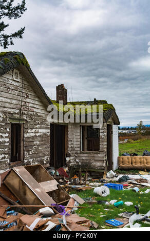 Alten, verlassenen Haus in disrepair auf kalten Herbst Tag. Zerstörten Haus vor dem endgültigen Abriss Stockfoto