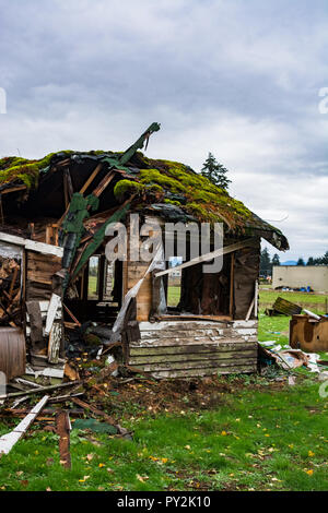 Alten, verlassenen Haus in disrepair auf kalten Herbst Tag. Zerstörten Haus vor dem endgültigen Abriss Stockfoto