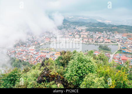 Sapa See und das Stadtbild von Ham Rong Berg in Sapa, Vietnam Stockfoto