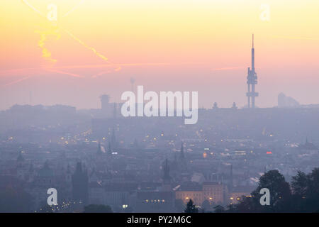 Žižkovská televizní věž, Praha, Ceska Republika/Zizkov Fernsehturm, bei Sonnenaufgang, Kleinseite (UNESCO), Prag, Tschechische Republik Stockfoto