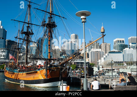 07.05.2018, Sydney, New South Wales, Australien - ein Segelschiff in Darling Harbour mit Sydneys Skyline des Central Business District gesehen Stockfoto