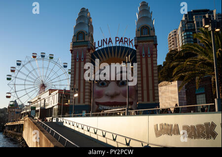 07.05.2018, Sydney, New South Wales, Australien - der Eingang zum Luna Park Kirmes, die mit einer Fläche und das große Rad im Hintergrund eingerichtet ist. Stockfoto