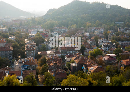 Hohen Winkel malerischen Blick auf Wohnviertel und Bäume im Herbst in Plovdiv, Bulgarien Stockfoto