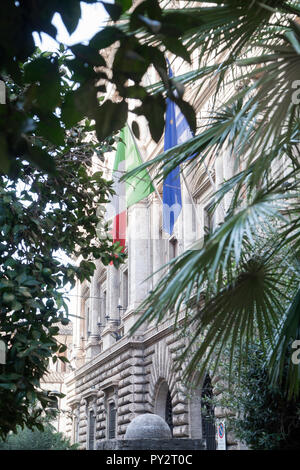 Rom, Italien. 20. Oktober, 2018. Die italienische Nationalflagge fliegt in der Nähe von Venezia in Rom, Italien. Stockfoto