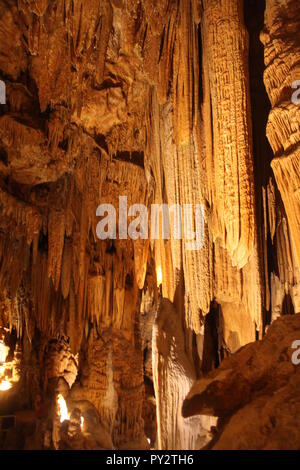 Das Zelt Saracent flowstone Vorhänge, Rock Formation Luray Caverns, VA Stockfoto