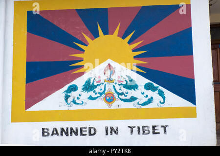 Die tibetische Flagge an der Wand mit dem Slogan "in Tibet", Dharamshala, Indien verboten lackiert Stockfoto