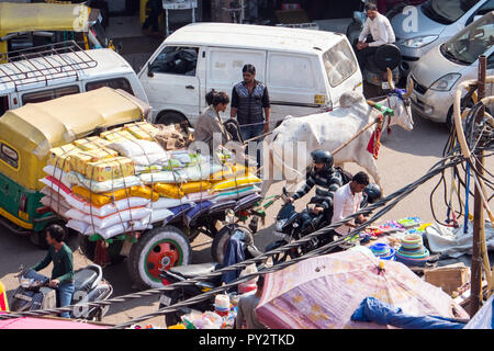 Ochsenkarren in der Regel belebten Straße in Delhi, Indien Stockfoto