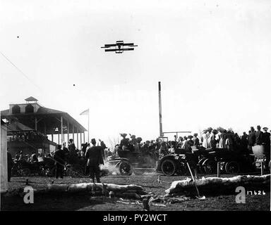 C K Hamilton's erster Flug an den Wiesen 11. März 1910 (CURTIS 878). Stockfoto