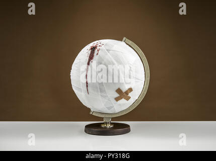 Globus Mit Verband Und Verletzung, Symbolbild Stockfoto