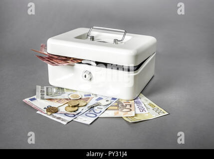 Weisse Geldkassette Mit Euro-Geldscheinen Und Muenzen Stockfoto
