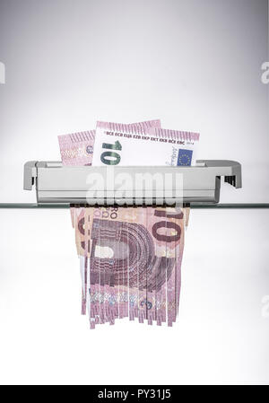 Zehn-Euro-Geldscheine im Aktenvernichter Stockfoto