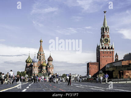 Roter Platz mit Basilius-Kathedrale in Moskau, Russland Stockfoto