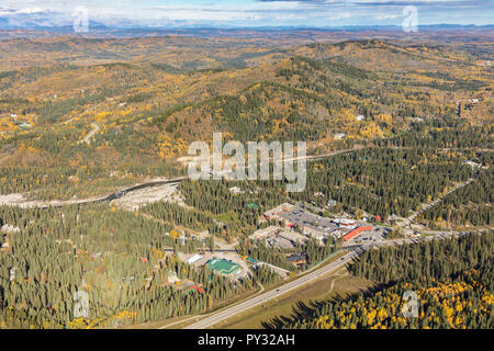 Luftaufnahme von Bragg Creek, Alberta in den Ausläufern westlich von Calgary. Stockfoto