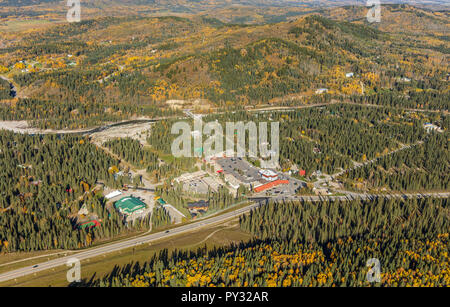 Luftaufnahme des Weilers Bragg Creek, Alberta mit Elbow River im Hintergrund. Stockfoto
