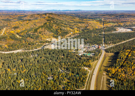 Luftaufnahme von Bragg Creek, Alberta in den Ausläufern westlich von Calgary aus über die Cowboy Trail. Stockfoto