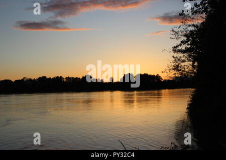 Überflutet Fraser River in der Dämmerung Stockfoto