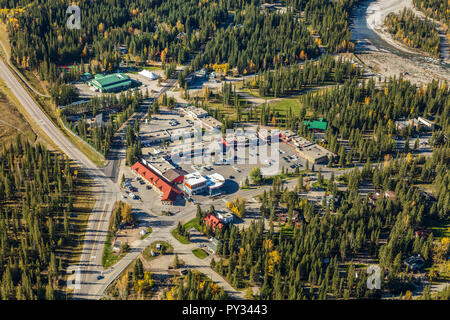 Luftaufnahme des Weilers Bragg Creek, Alberta Stockfoto