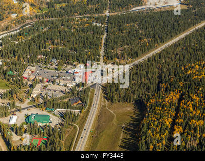 Luftaufnahme des Weilers Bragg Creek, Alberta mit Elbow River im Hintergrund. Stockfoto