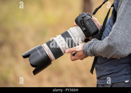 Battle Ground, WA/USA - 25. August 2018: Männliche Person, die Canon 5D Mark IV mit 70-200 Objektiv. Stockfoto