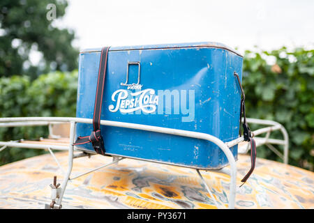 Battle Ground, WA/USA - 25. August 2018: Vintage Pepsi Cola blauen Container auf dem Auto Stockfoto