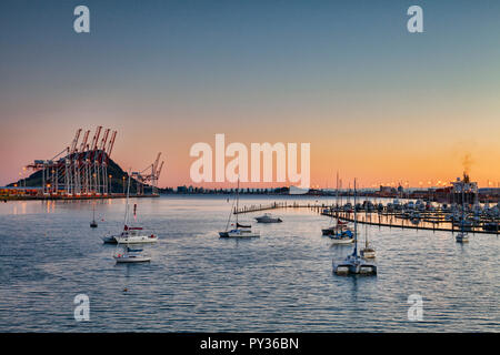 Neuseelands größte Hafen und Brücke Marina, Tauranga, Bay of Plenty, mit Mount Maunganui, die schlafenden Vulkan, der den Bereich beherrscht, in der b Stockfoto