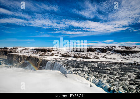 Wasserfall Dettifoss auf der Fjollum Jokulsa ein Fluss im Norden Island, der stärkste Rückgang in Europa. Stockfoto