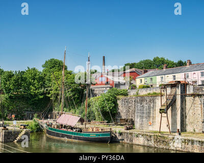 11. Juni 2018: Charlestown, Cornwall, UK-Segelschiff Kajsamoor in Charlestown, einer unberührten Beispiel einer georgischen Hafen arbeiten, Es betweel gebaut wurde Stockfoto