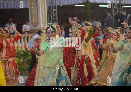 Kolkata, Indien. 23 Okt, 2018. Künstler Tanz an der Roten Straße während Durga Puja Karneval in Kalkutta. Credit: Sandip Saha/Pacific Press/Alamy leben Nachrichten Stockfoto