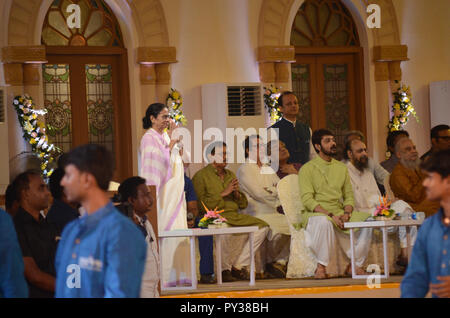 Kolkata, Indien. 23 Okt, 2018. West Bengal Chief Minister Mamta Banerjee (m) grüsst Andere während der Kolkata Durga Puja Karneval Credit: Sandip Saha/Pacific Press/Alamy leben Nachrichten Stockfoto