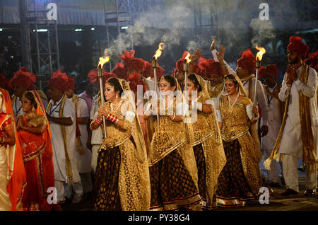 Kolkata, Indien. 23 Okt, 2018. Künstler Tanz an der Roten Straße während Durga Puja Karneval in Kalkutta. Credit: Sandip Saha/Pacific Press/Alamy leben Nachrichten Stockfoto