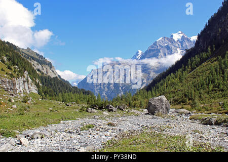 Chilchbalm, Kilchbalm, Quelle der Sefinen River, 90 Minuten von Gimmelwald, Mürren, Lauterbrunnen, Schweiz Jungfrau Region Wanderung. Unberührte und wilde Stockfoto