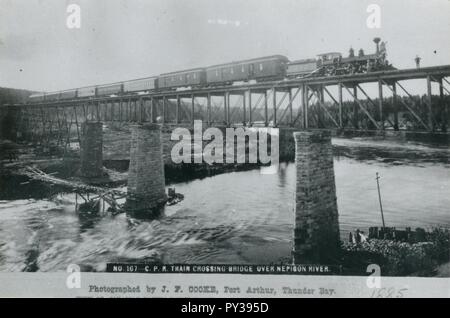 C.P.R. Zug 167 Kreuzung Brücke über den Fluß Nipigon. Stockfoto