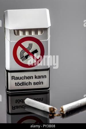 Zigarettenschachtel Mit Zerbrochener Zigarette Stockfoto