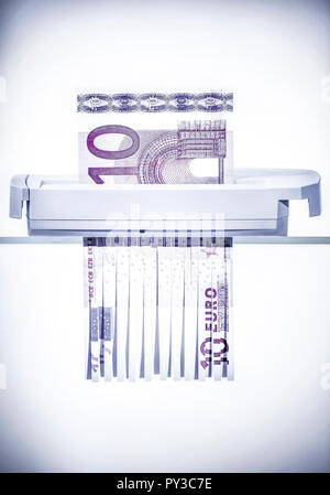 10 Euro-Schein in den Aktenvernichter Stockfoto