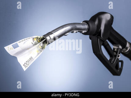 Zapfpistole Verschlingt 100 Euro Schein Stockfoto