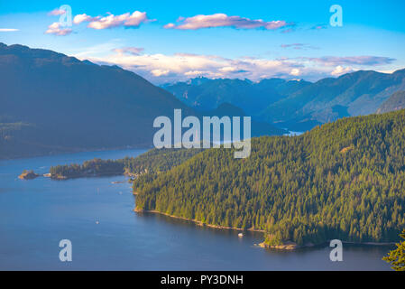 Anzeigen von Burnaby Berg mit Blick auf die Burrard Inlet und die kanadischen Rockies in Vancouver, BC, Kanada Stockfoto