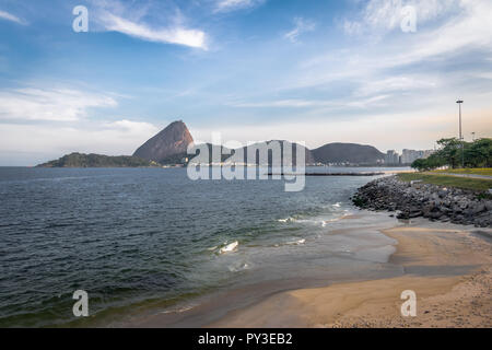 Marina da Gloria Strand und Zuckerhut auf Hintergrund - Rio de Janeiro, Brasilien Stockfoto
