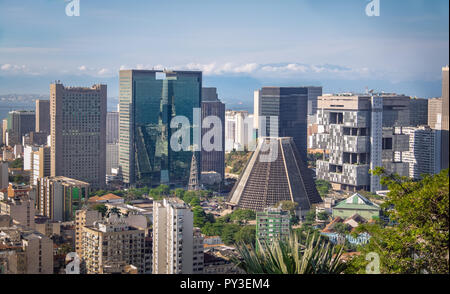 Luftbild der Innenstadt von Rio de Janeiro Skyline und der Metropolitan Kathedrale - Rio de Janeiro, Brasilien Stockfoto