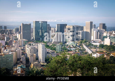 Luftbild der Innenstadt von Rio de Janeiro Skyline und der Metropolitan Kathedrale - Rio de Janeiro, Brasilien Stockfoto