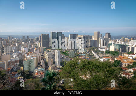 Luftbild der Innenstadt von Rio de Janeiro Skyline und der Metropolitan Kathedrale - Rio de Janeiro, Brasilien Stockfoto