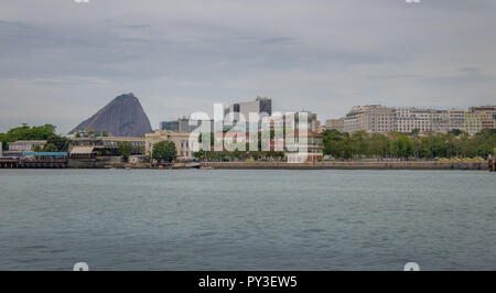 Im Zentrum von Rio de Janeiro Skyline von der Bucht von Guanabara - Rio de Janeiro, Brasilien Stockfoto