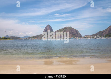 Botafogo Strand und Zuckerhut - Rio de Janeiro, Brasilien Stockfoto