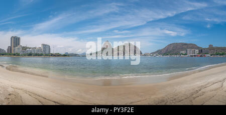 Panoramablick von Botafogo Strand und Zuckerhut - Rio de Janeiro, Brasilien Stockfoto